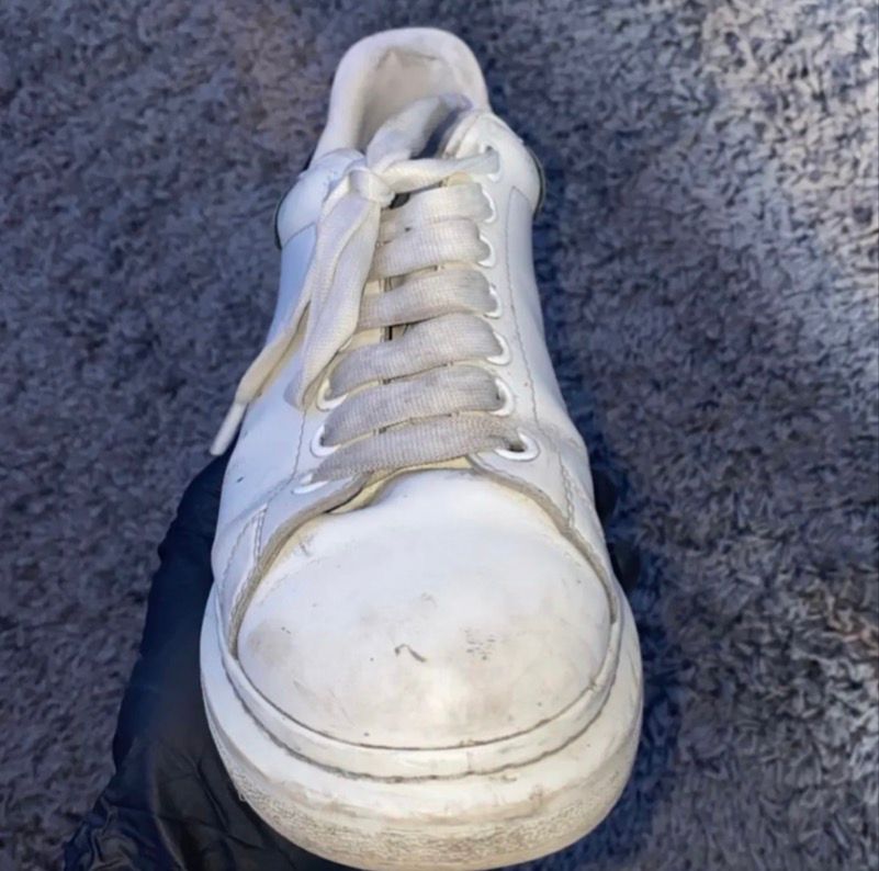 Sneaker blanche — toe box